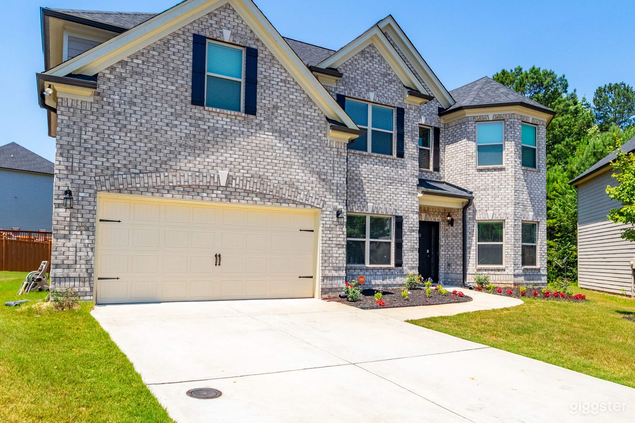 Commercial and Photoshoot Ready Home   Photo 1