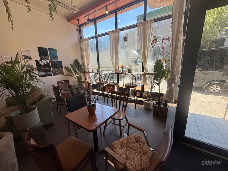  Café shop in the heart of the Plateau 