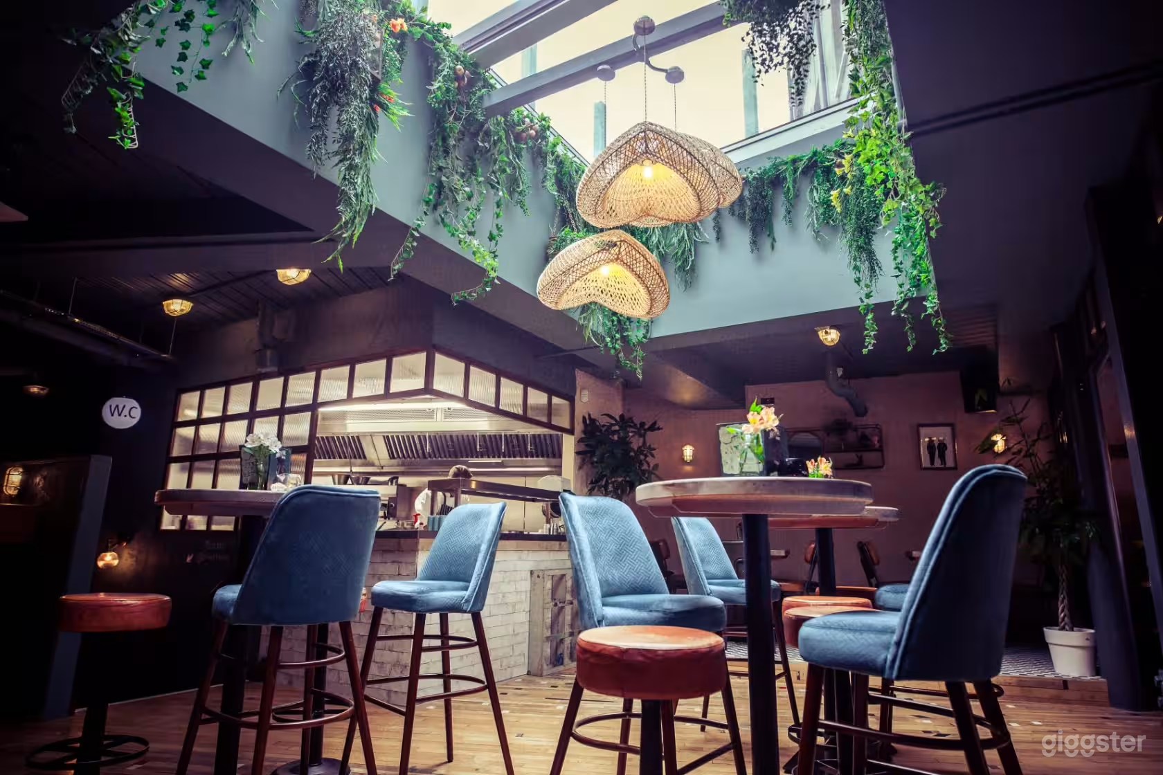 Behind the Arch - BROMLEY Photo 2