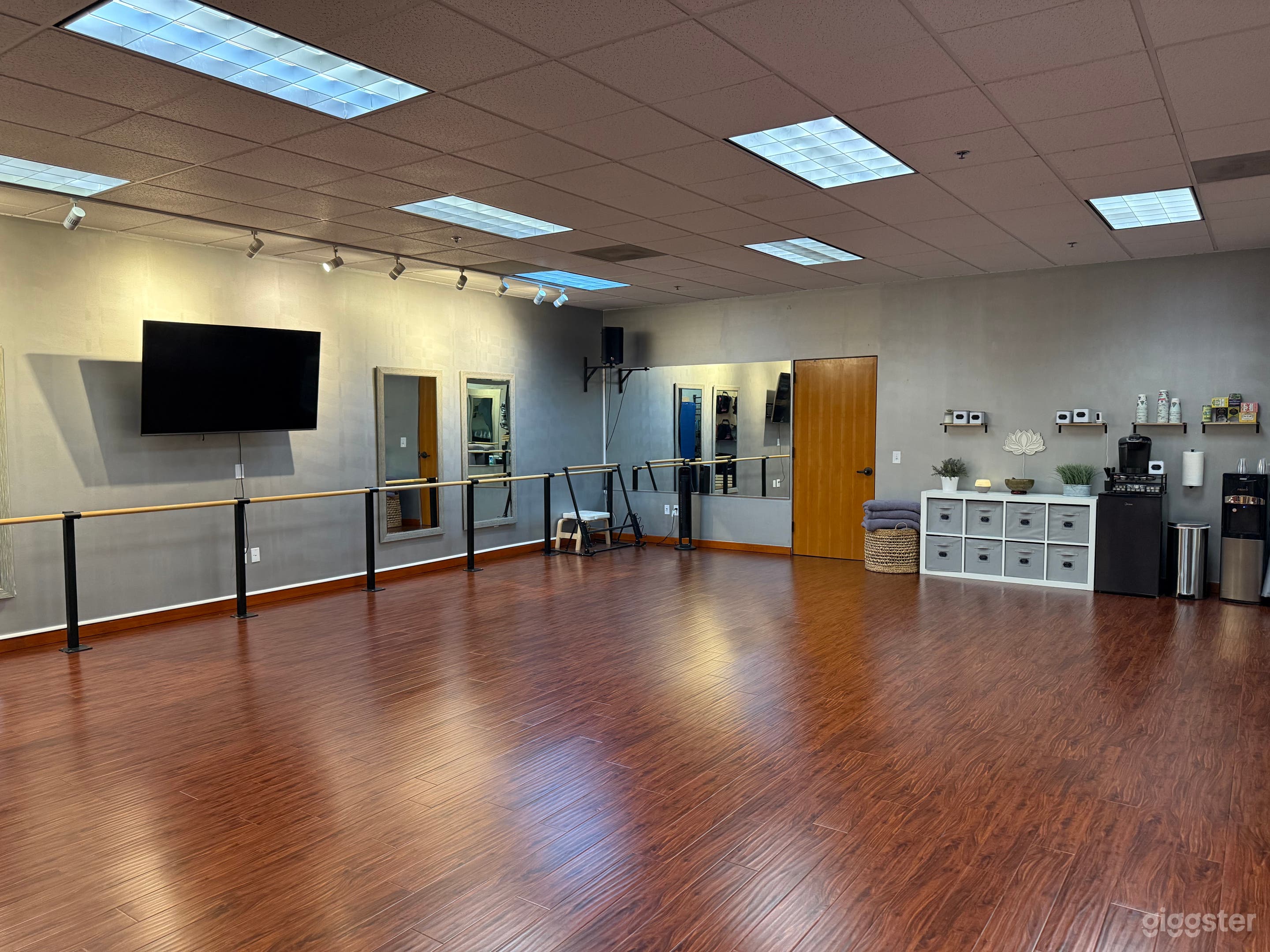 Beautiful, private, fully furnished Multipurpose space. Photo 3