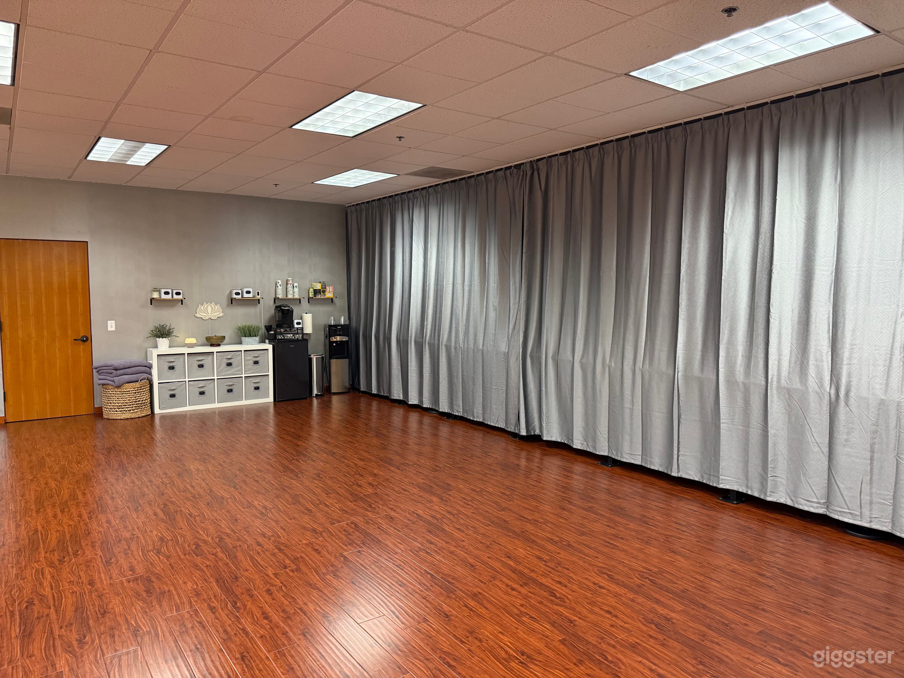 Beautiful, private, fully furnished Multipurpose space. Photo 1