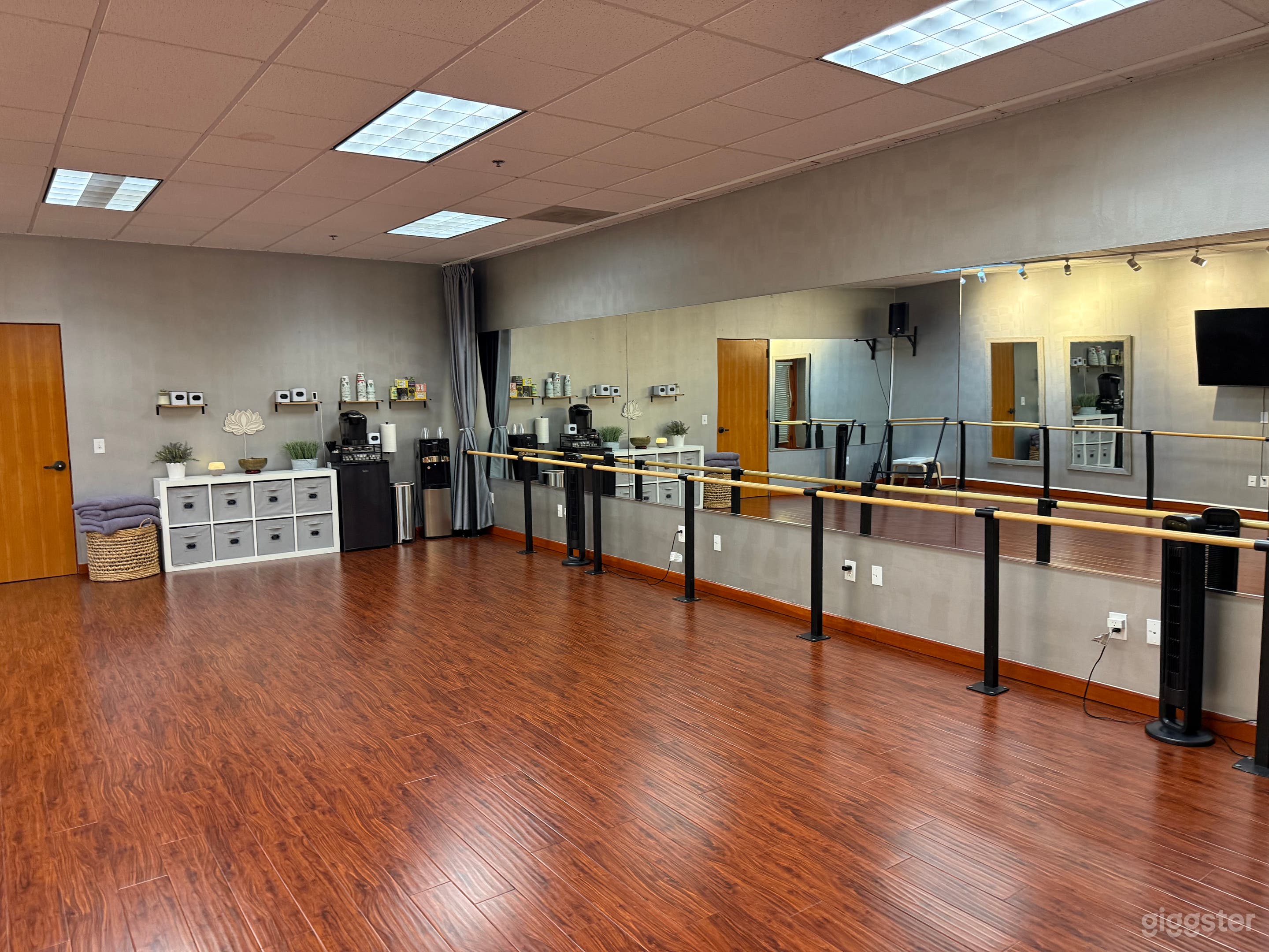 Beautiful, private, fully furnished Multipurpose space. Photo 2