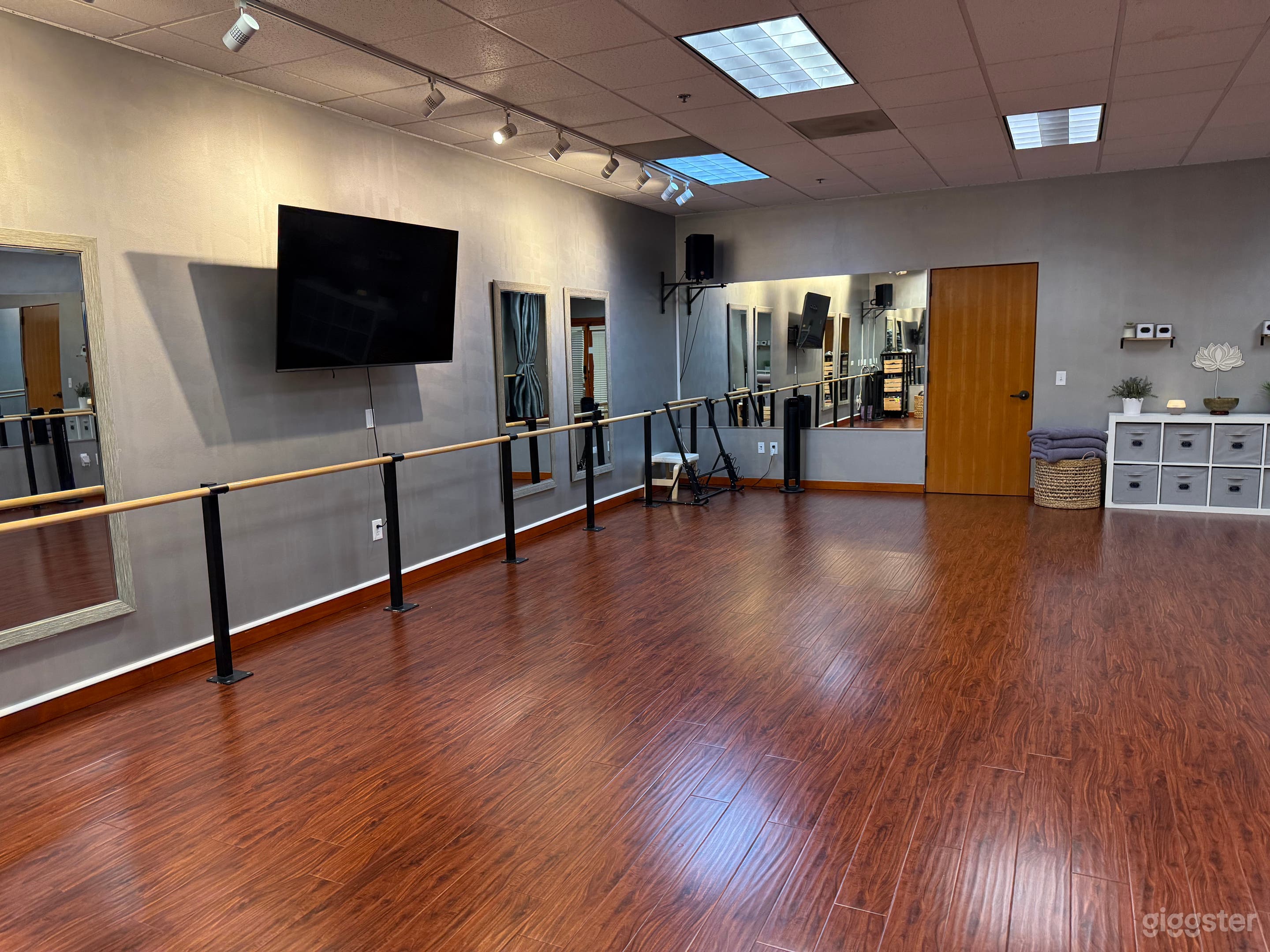 Beautiful, private, fully furnished Multipurpose space. Photo 4