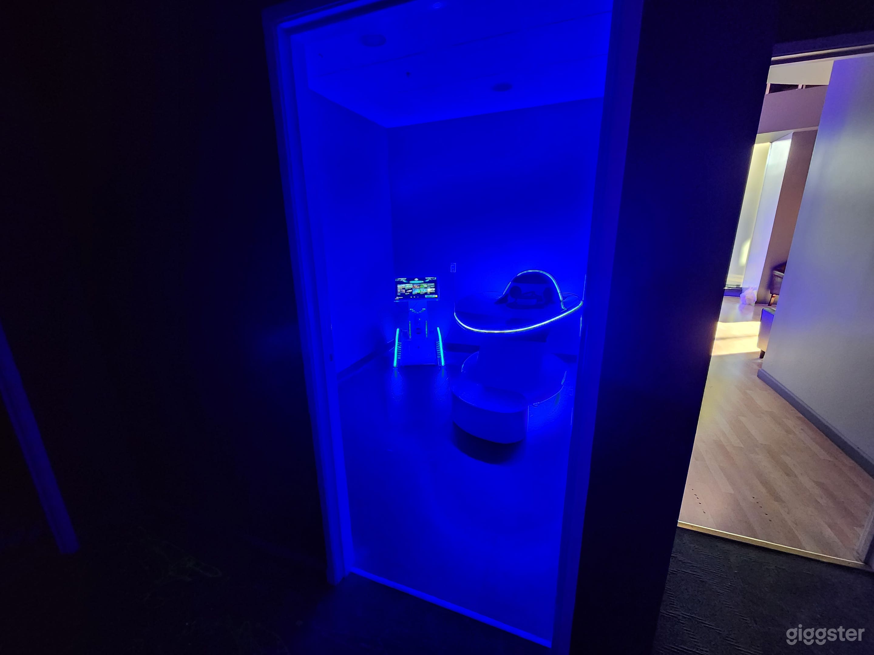 One room with a VR game in it.