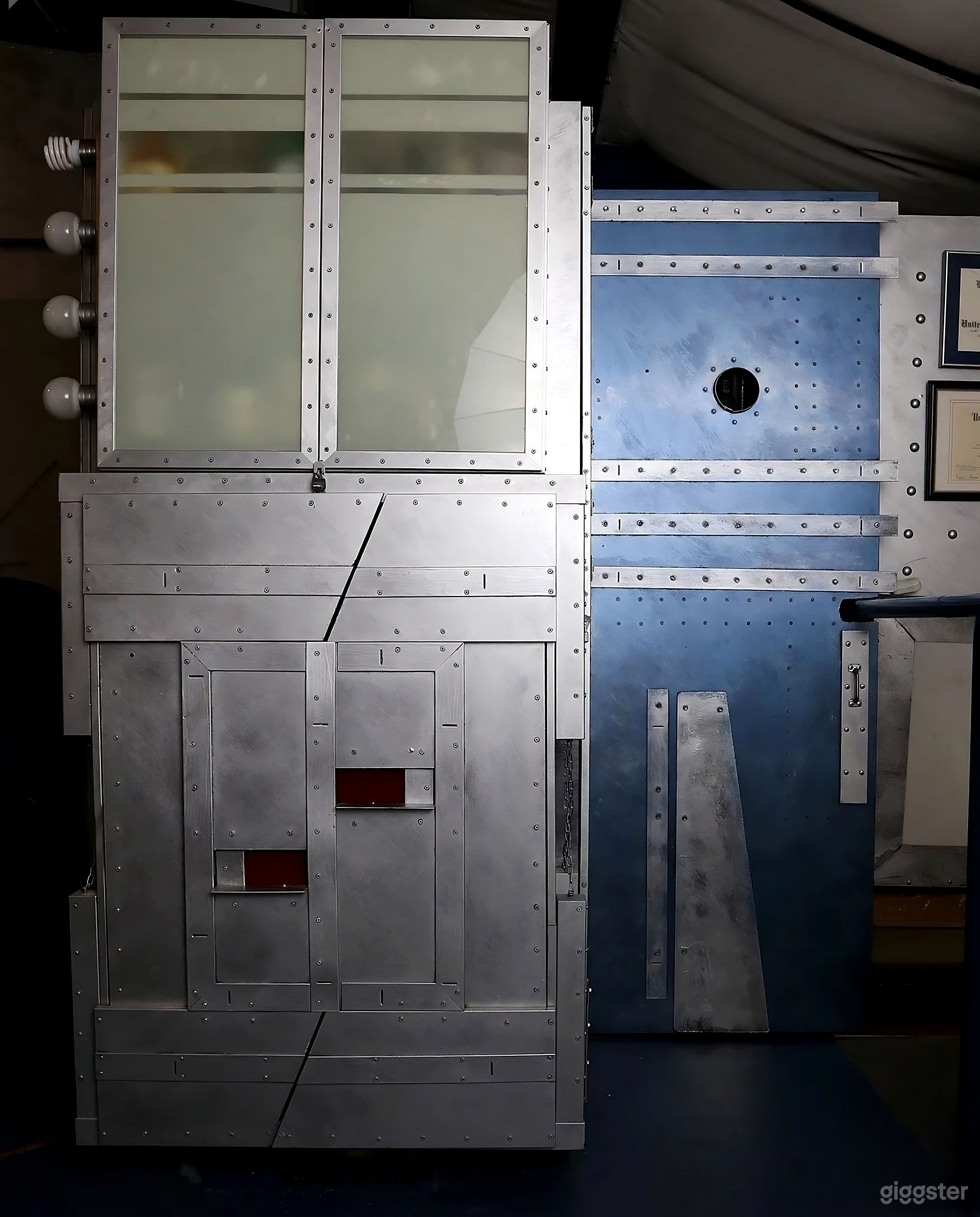 Sci-Fi/Industrial Loft with White/Black/Green Photo 2