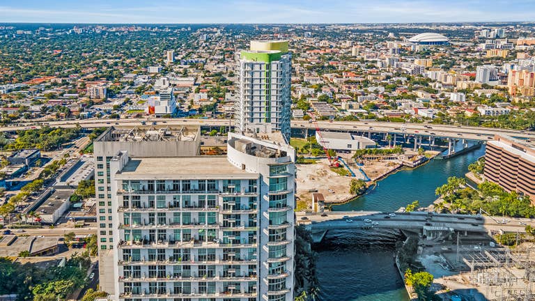  Modern Loft | 2 Balconies | City&River ; Views  