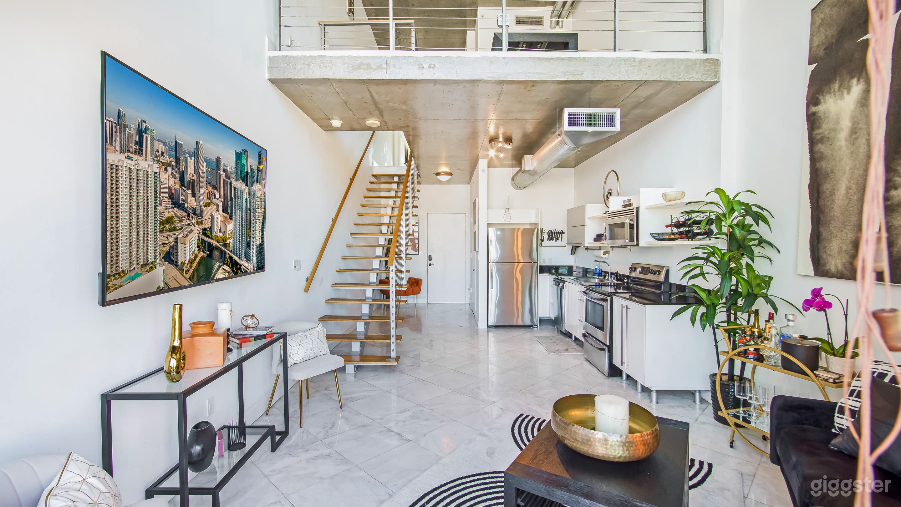 Modern Loft | 2 Balconies | City&amp;River ; Views  Photo 1