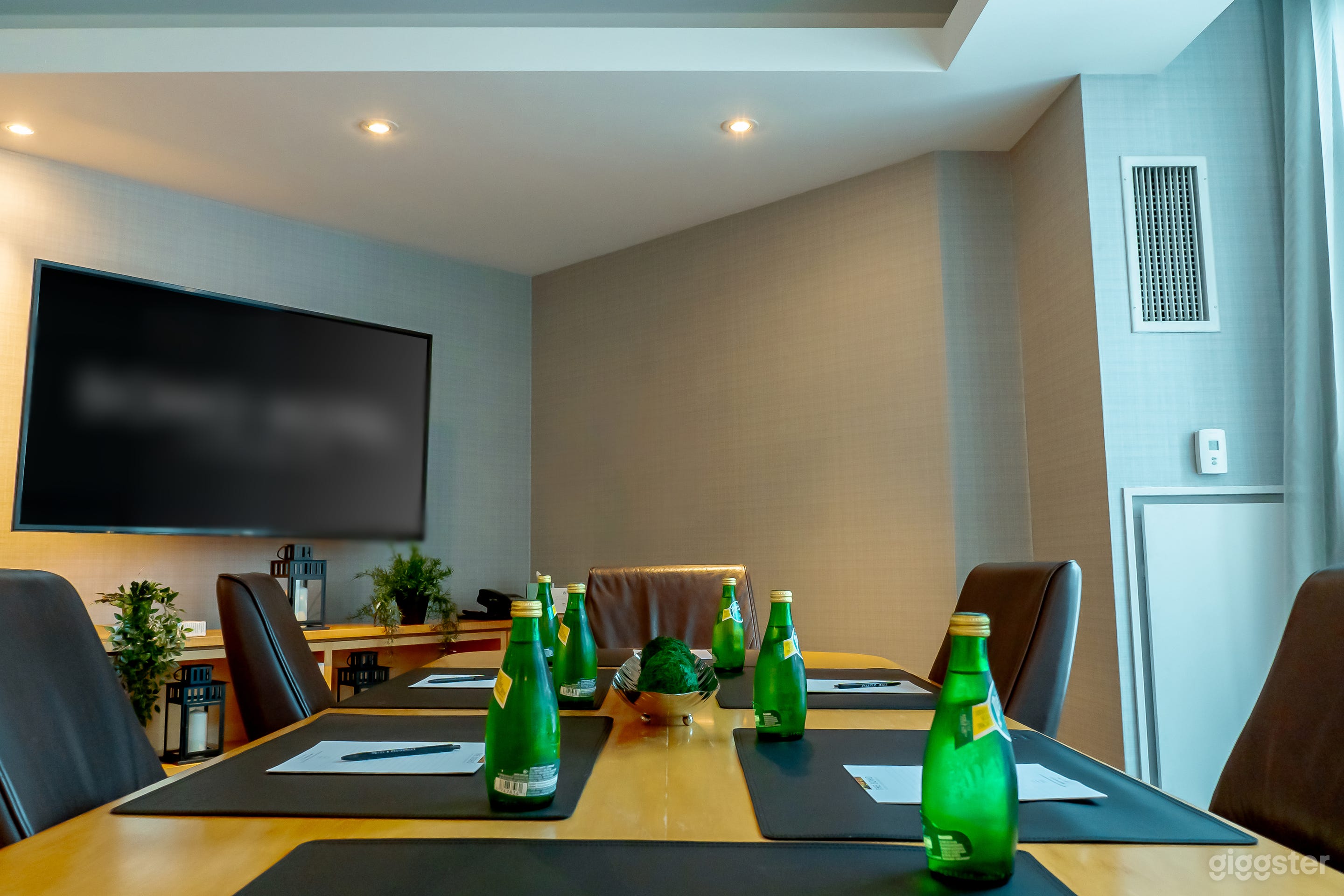 Elegant Meeting Room for up to 6 Guests Photo 3