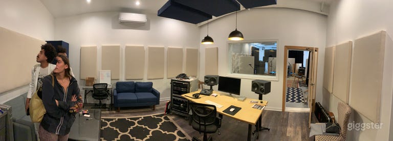  Beautiful Recording / Photo Studio with 14’ window doors 