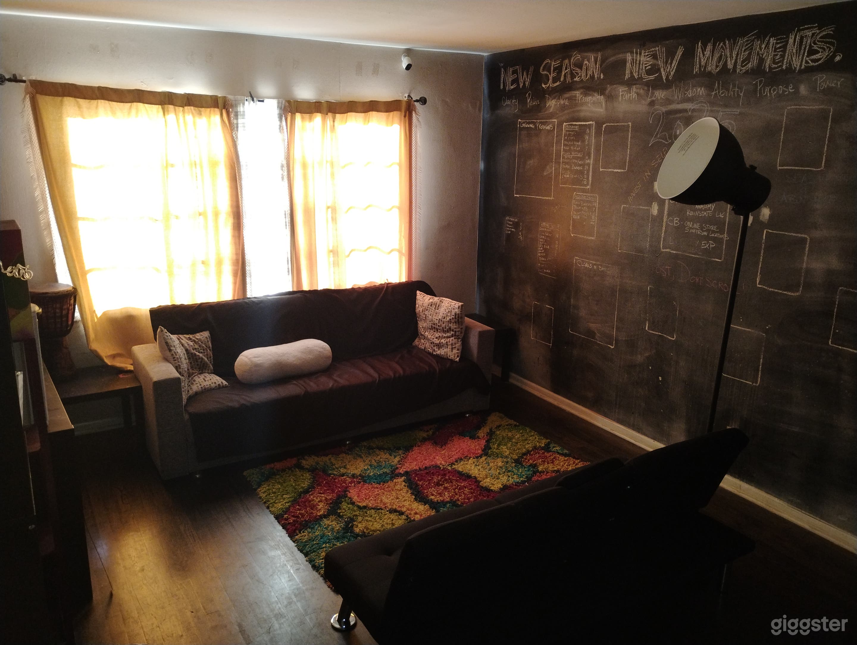 Colorful modest one bedroom apartment  Photo 1