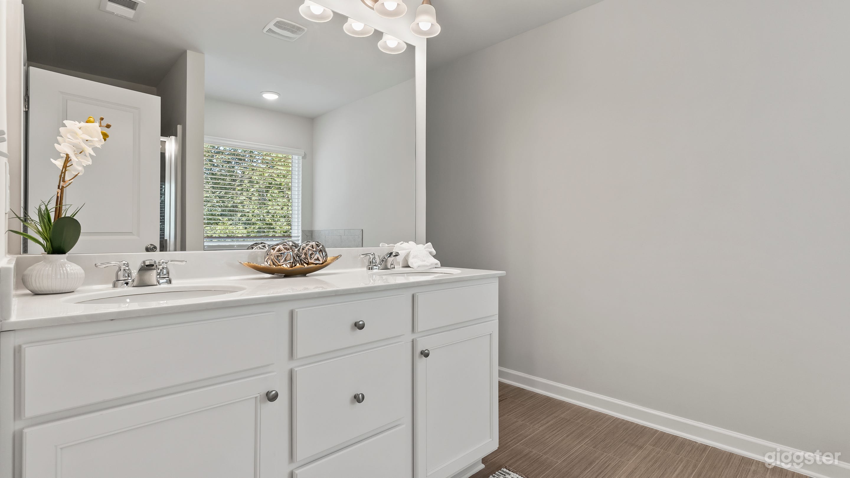 New Secluded cozy 3 bdr townhome Photo 3