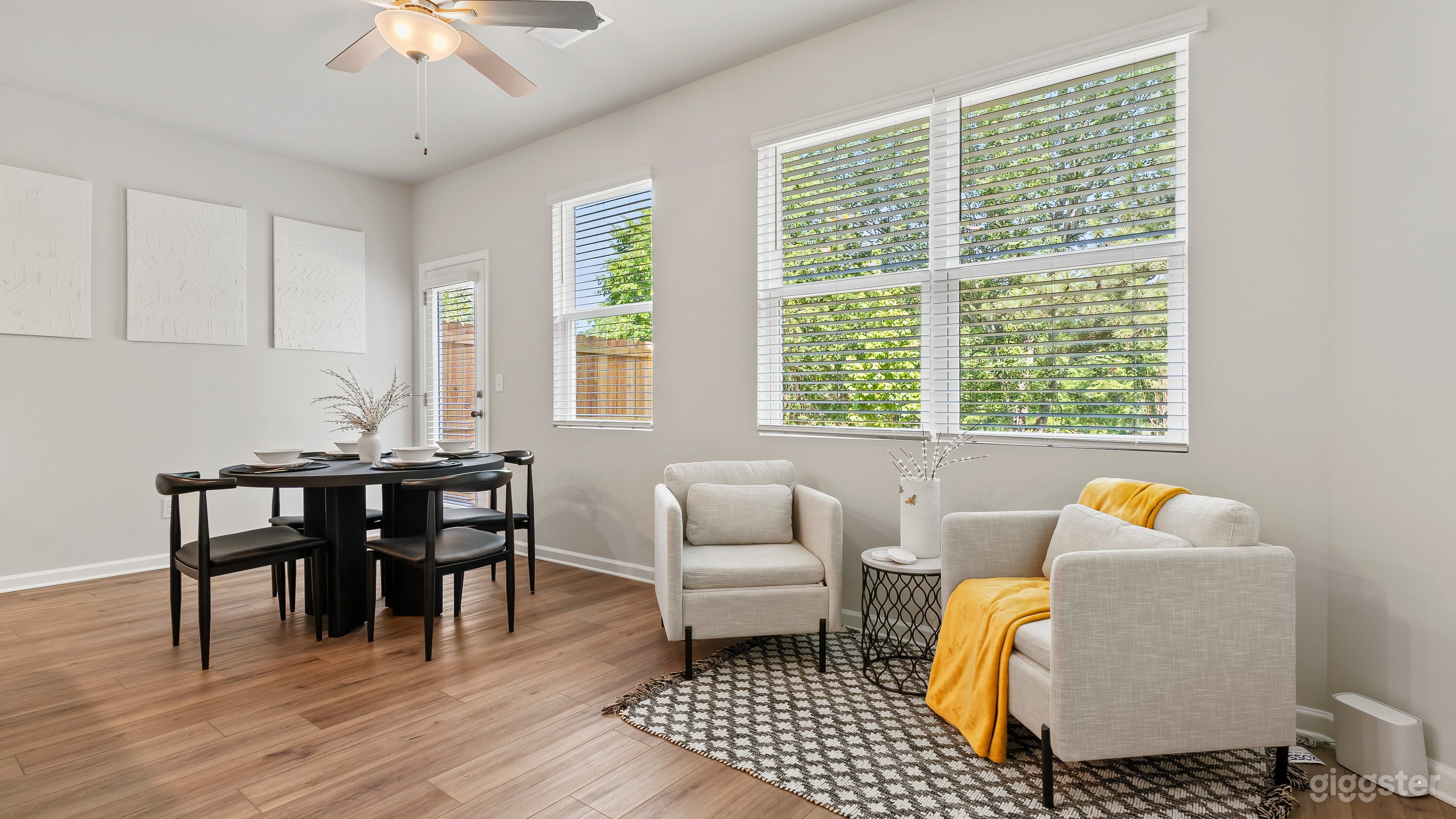 New Secluded cozy 3 bdr townhome Photo 4