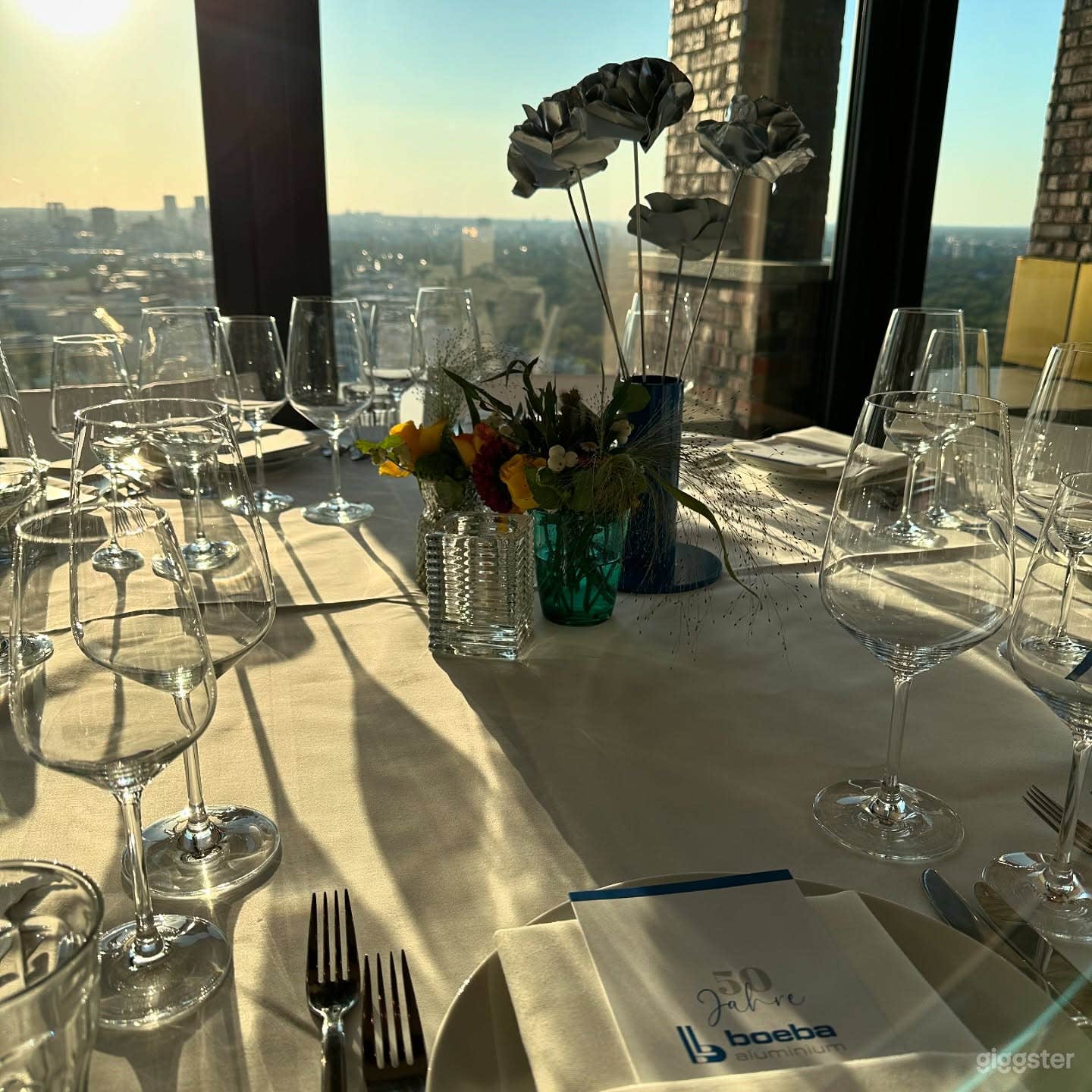 Elegante Event-Location mit Skyline- und Stadtblick Foto 4