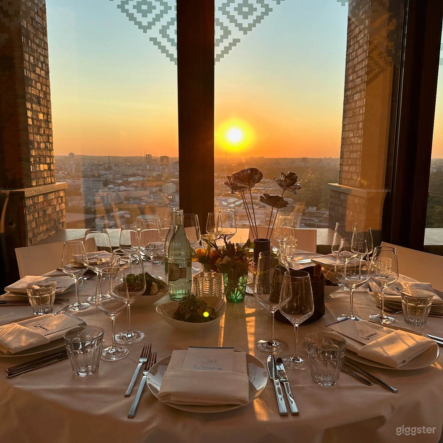 Elegante Event-Location mit Skyline- und Stadtblick Foto 1