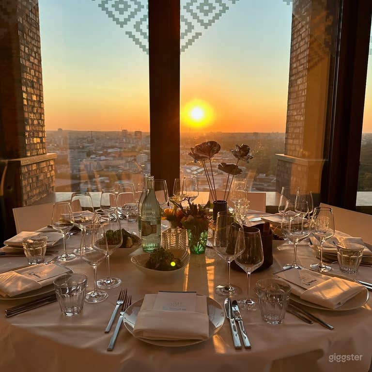  Lugar de eventos elegante con vista al skyline y a la ciudad 