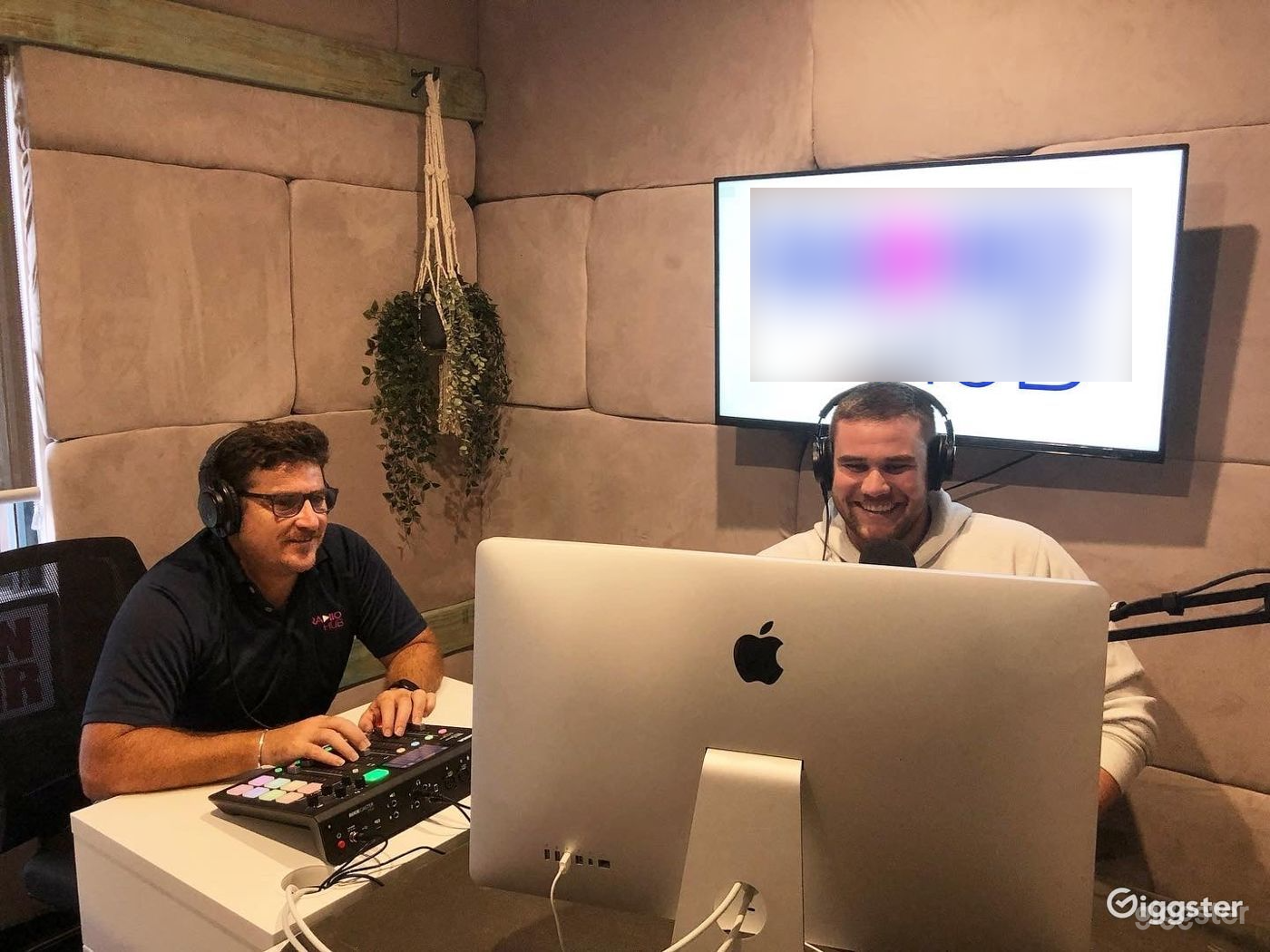 Unique Studio B Photo 2