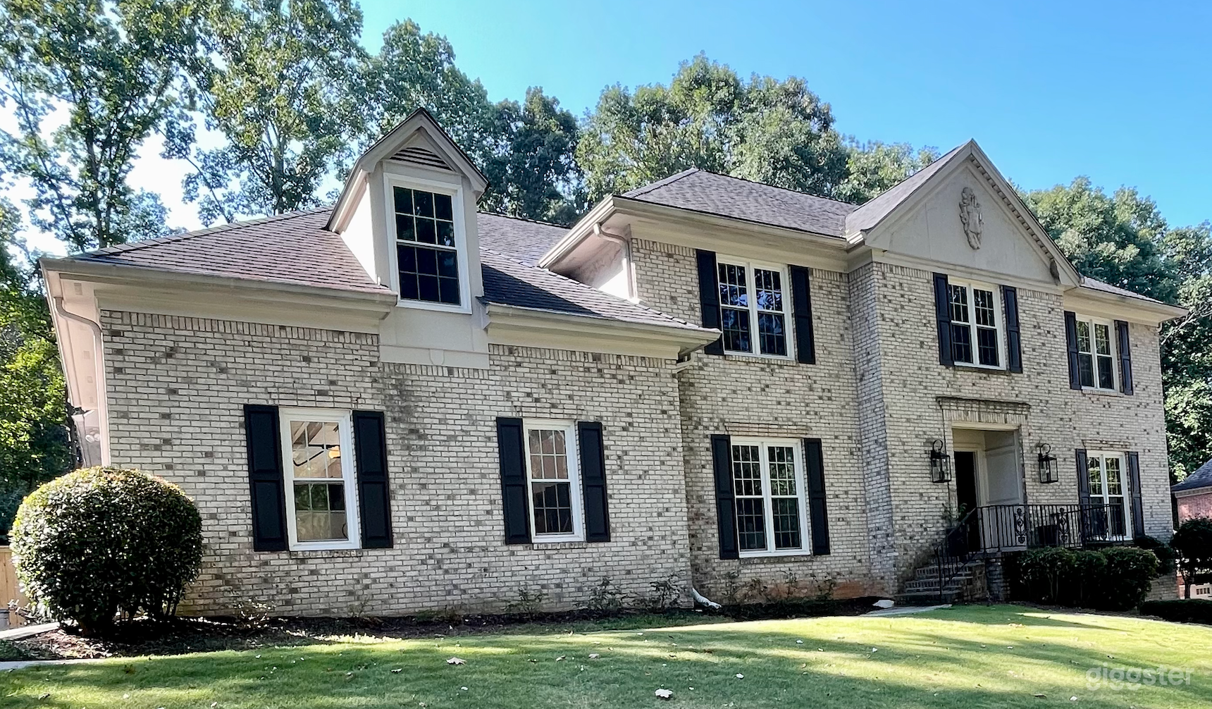 Street/Driveway View