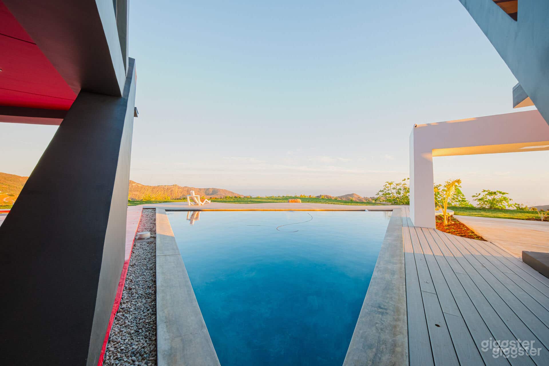 FUTURISTIC MALIBU CLIFFSIDE INFINITY POOL Photo 1