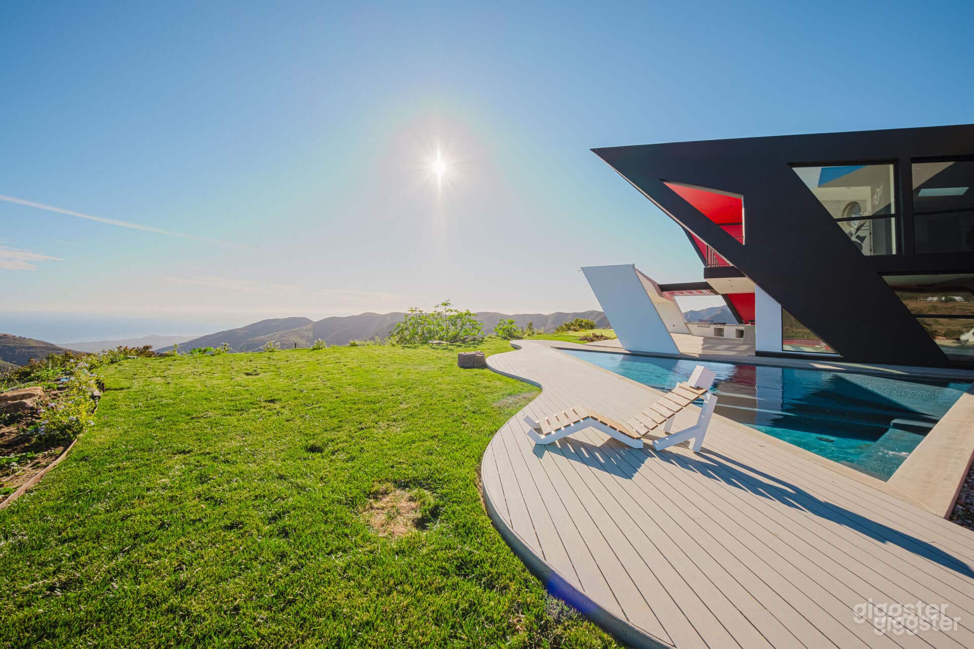 FUTURISTIC MALIBU CLIFFSIDE INFINITY POOL Photo 3