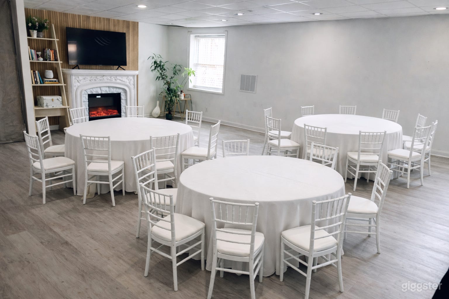 Private Event Lounge with Iconic Bar & Fireplace Photo 2