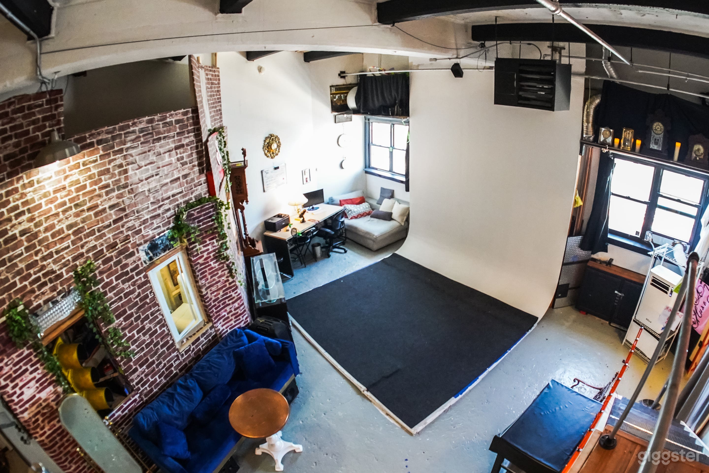 10x10x14 foot infinity wall and lounge.