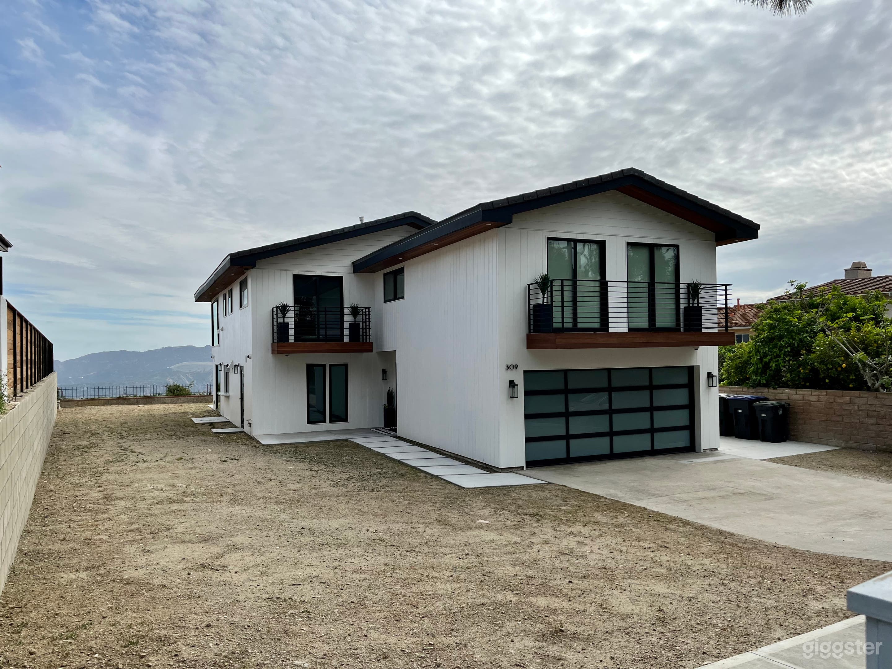 Private Backyard with Stunning View of Los Angeles Photo 2