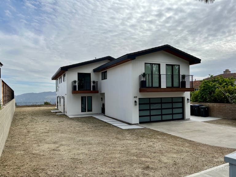  Private Backyard with Stunning View of Los Angeles 