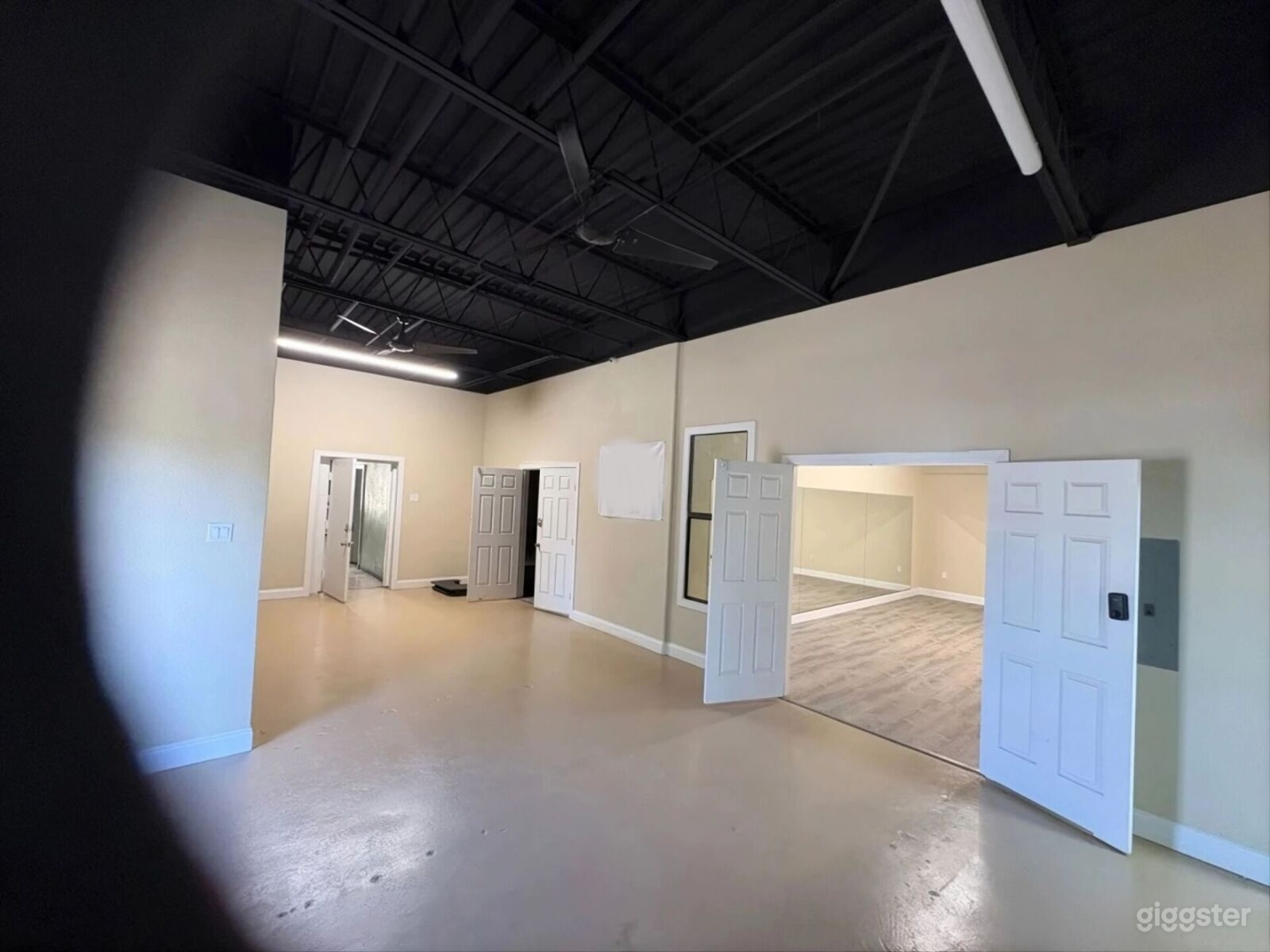Versatile Studio: Yoga, Dance, Meditation & Shoots Photo 4