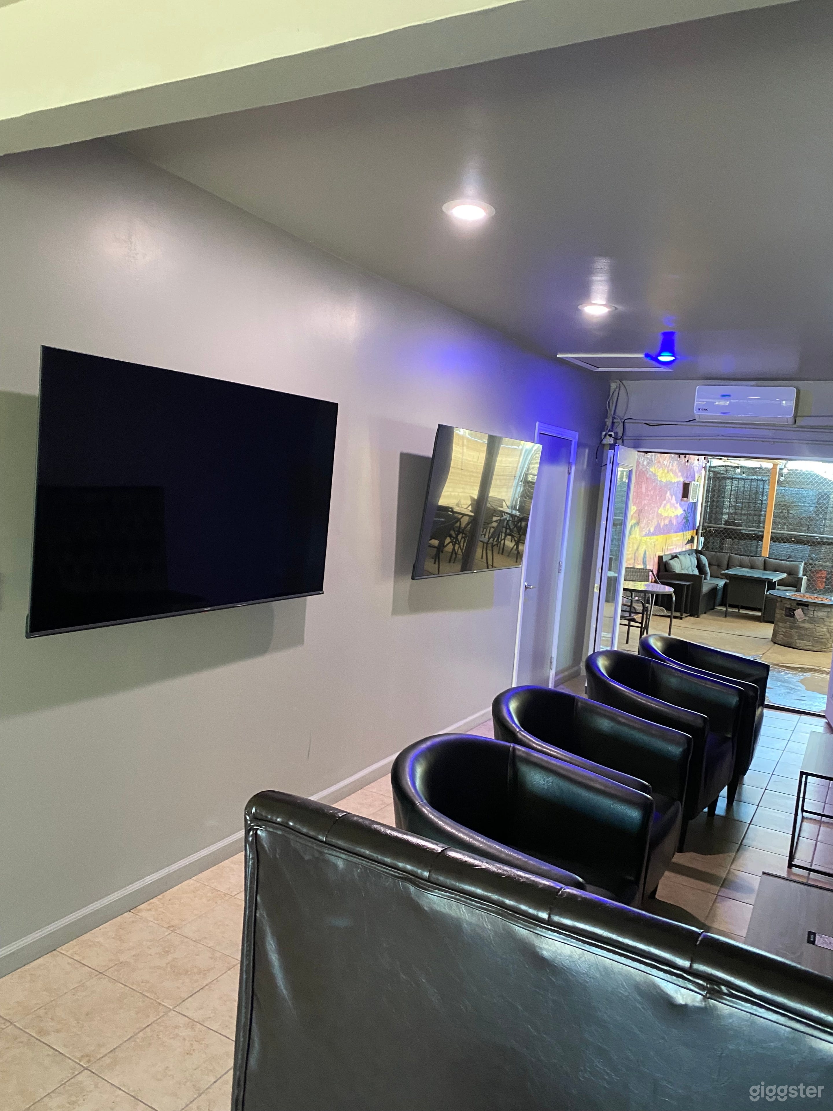 Beach City Lounge Photo 2