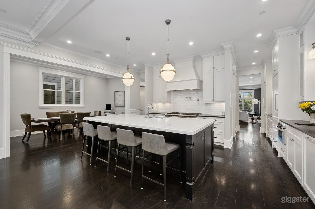 Luxurious Multi Purpose Space & Pro Grade Kitchen! Photo 2