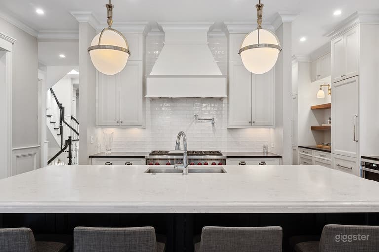  Luxurious Multi Purpose Space & Pro Grade Kitchen! 