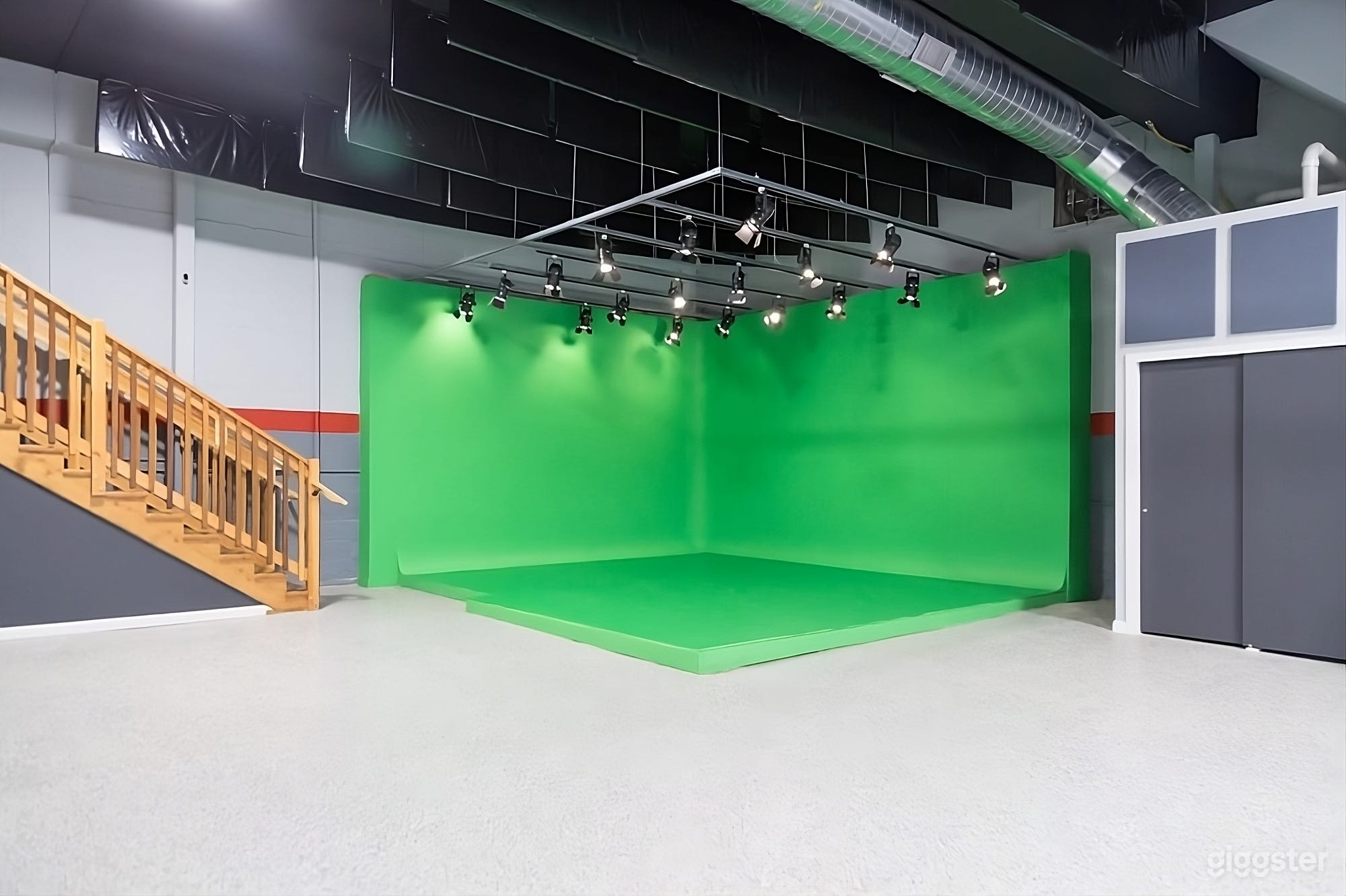 320 Sq Ft Green Screen with multi-function overhead lighting