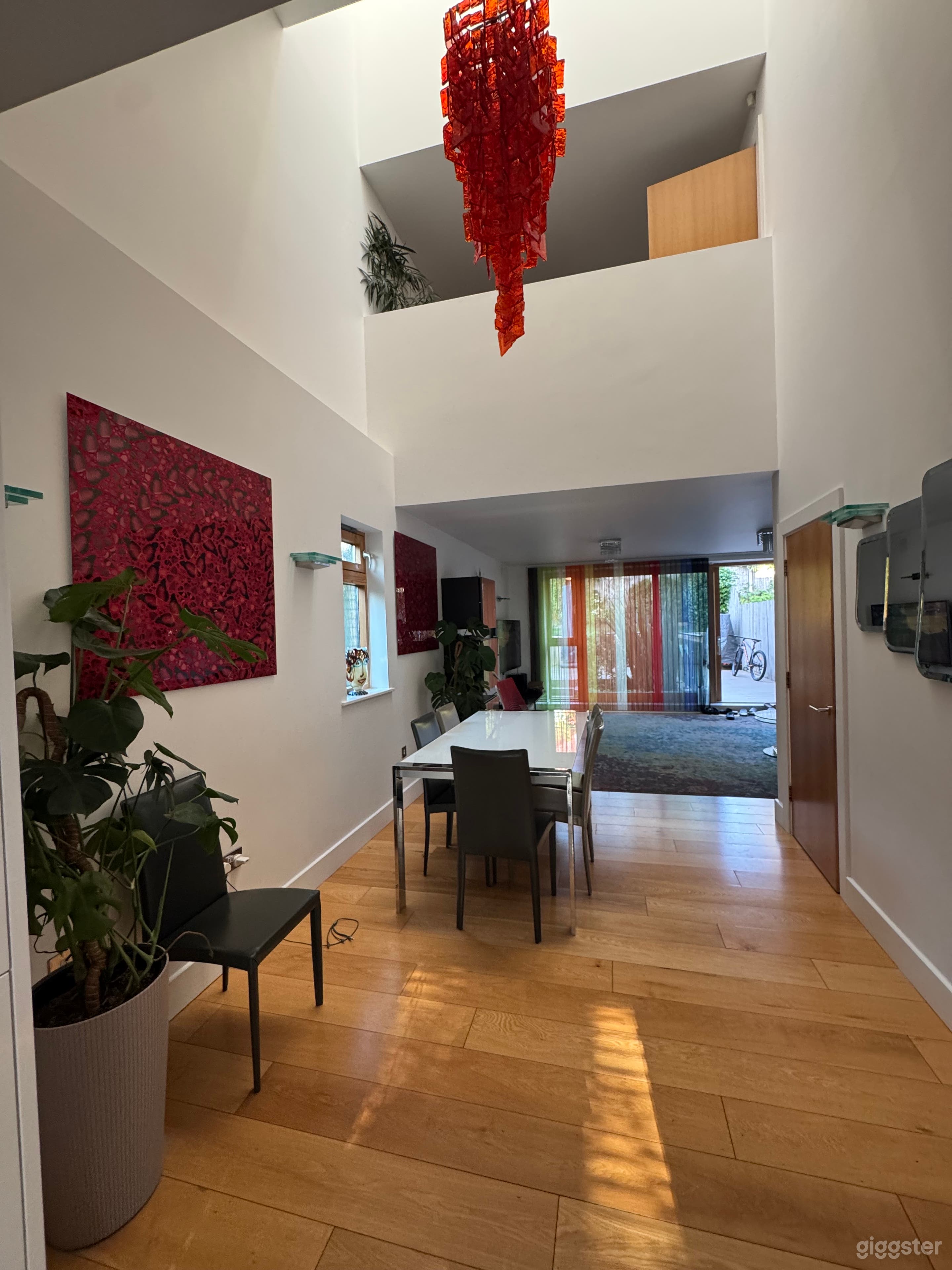 Contemporary townhouse with garden in north London Photo 3