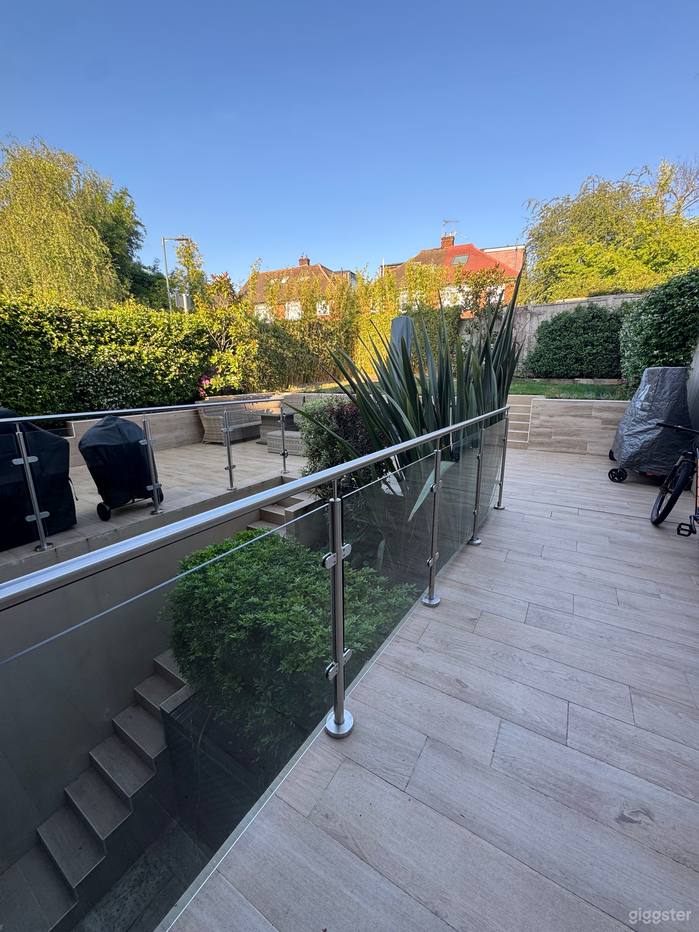 Contemporary townhouse with garden in north London Photo 2