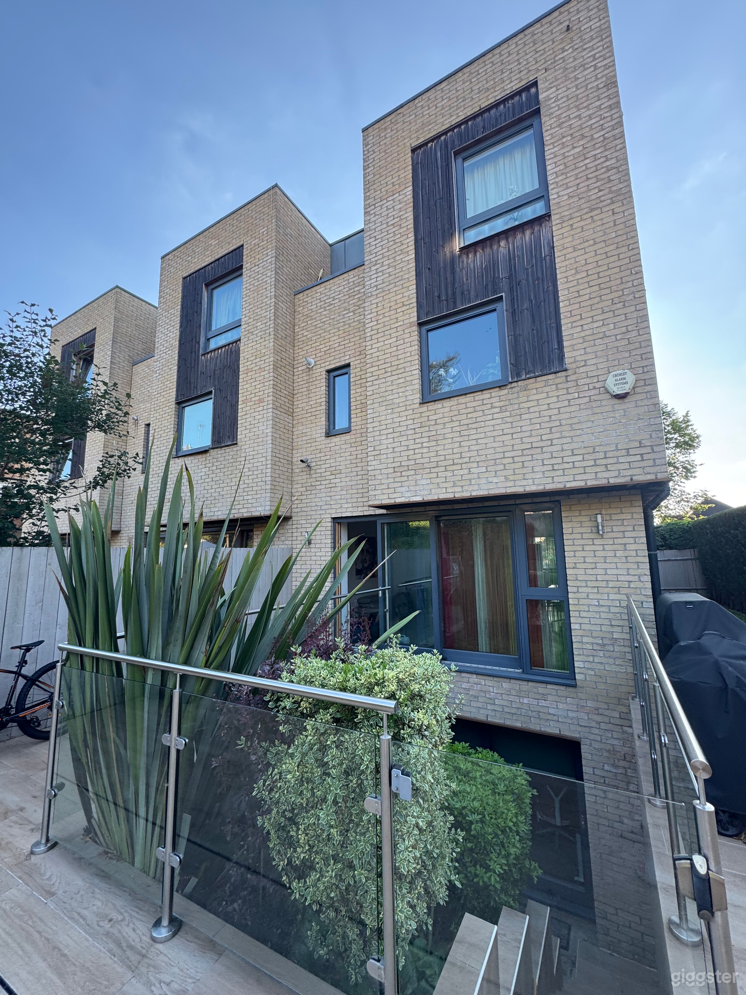 Contemporary townhouse with garden in north London Photo 1