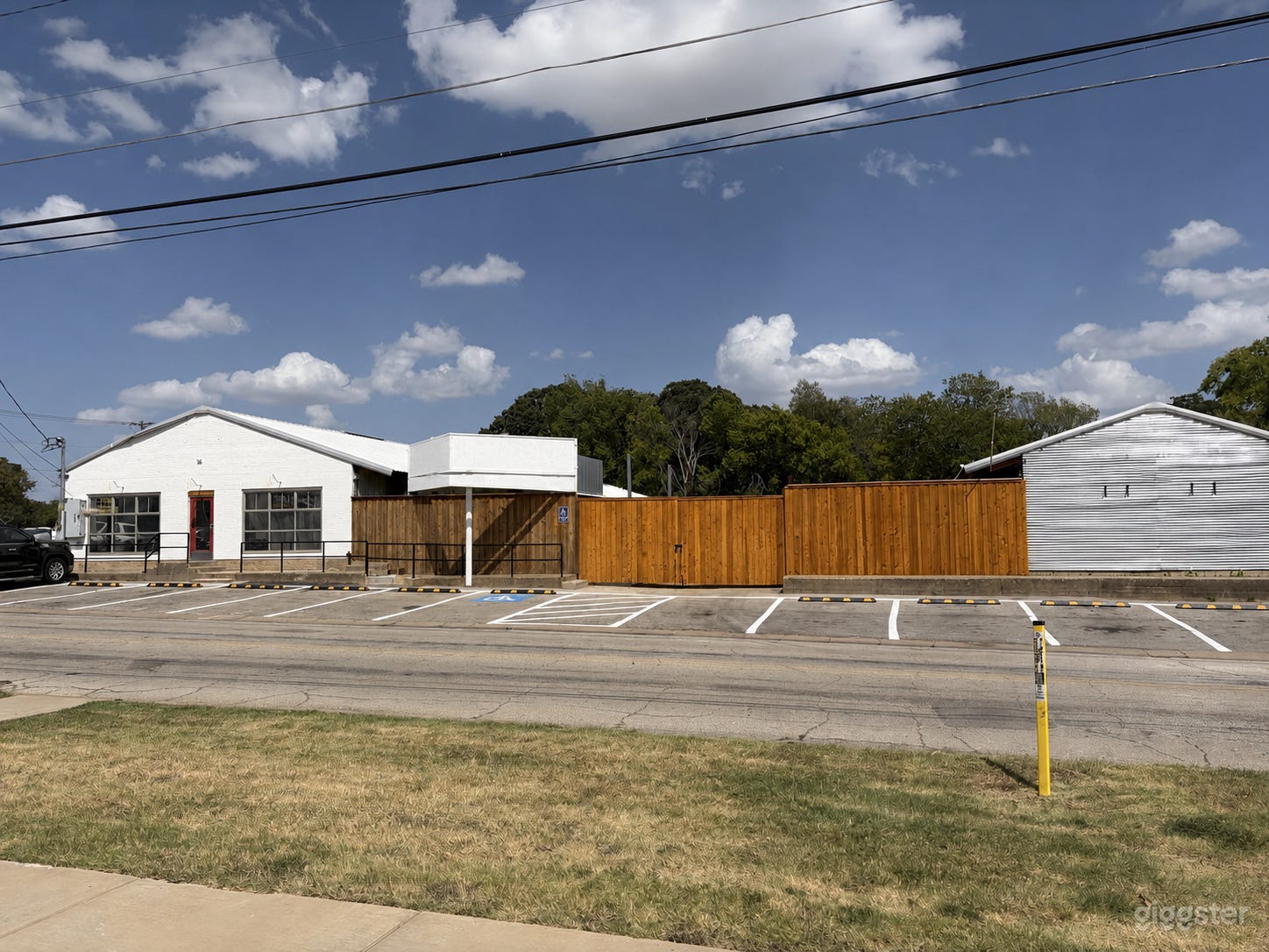 Distinctive Downtown Arlington Bar, Large Fenced Yard Photo 1