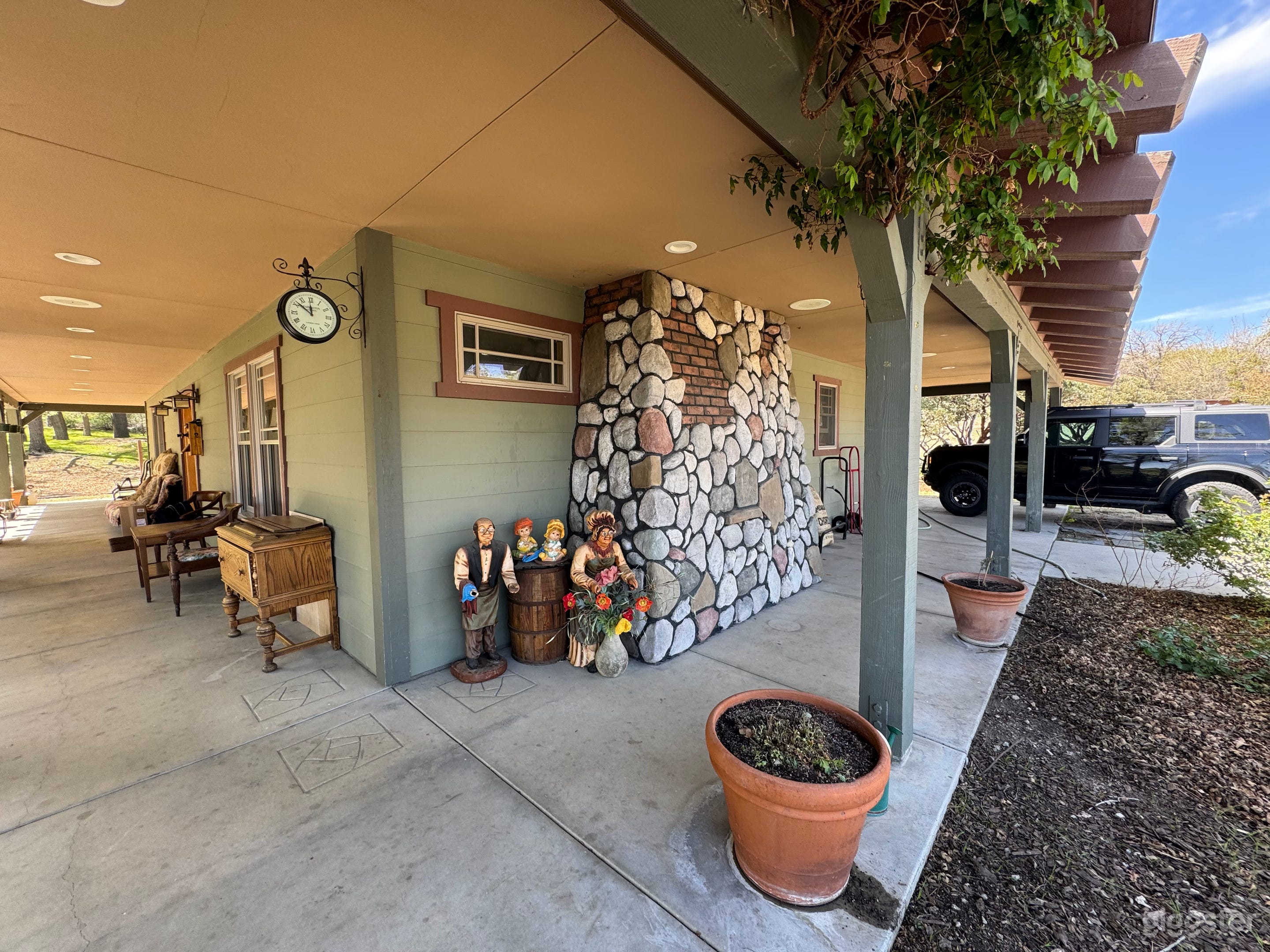 A rare mountain-side filming location ! Photo 1