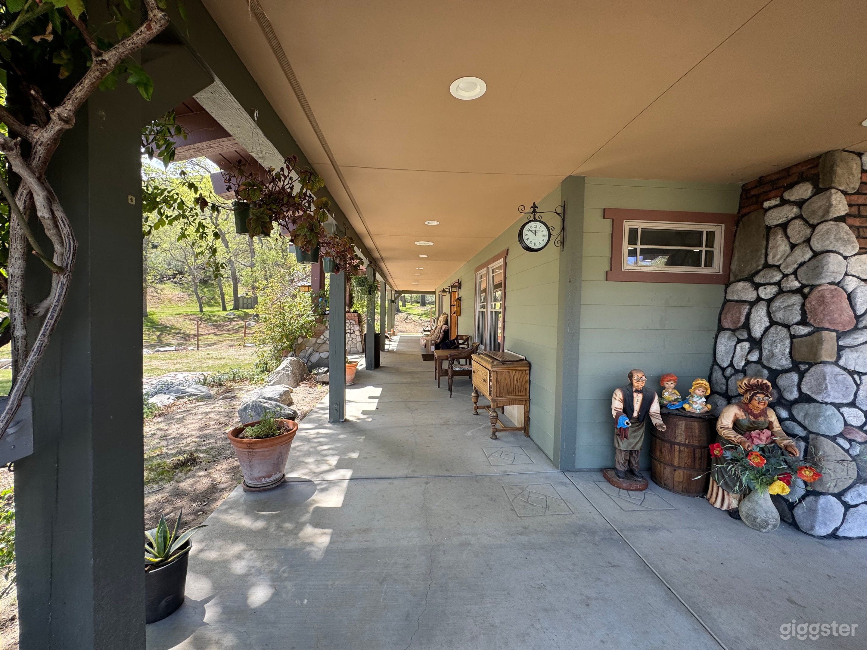 A rare mountain-side filming location ! Photo 2