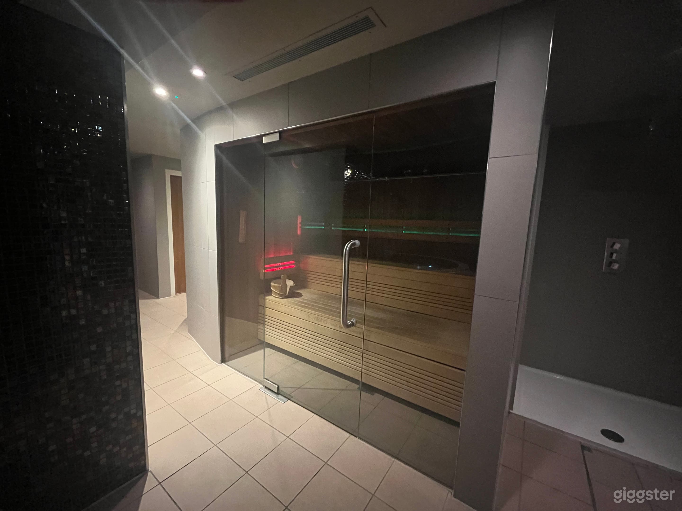 Spa Retreat: Sauna, Jacuzzi &amp; Treatment Room Photo 4