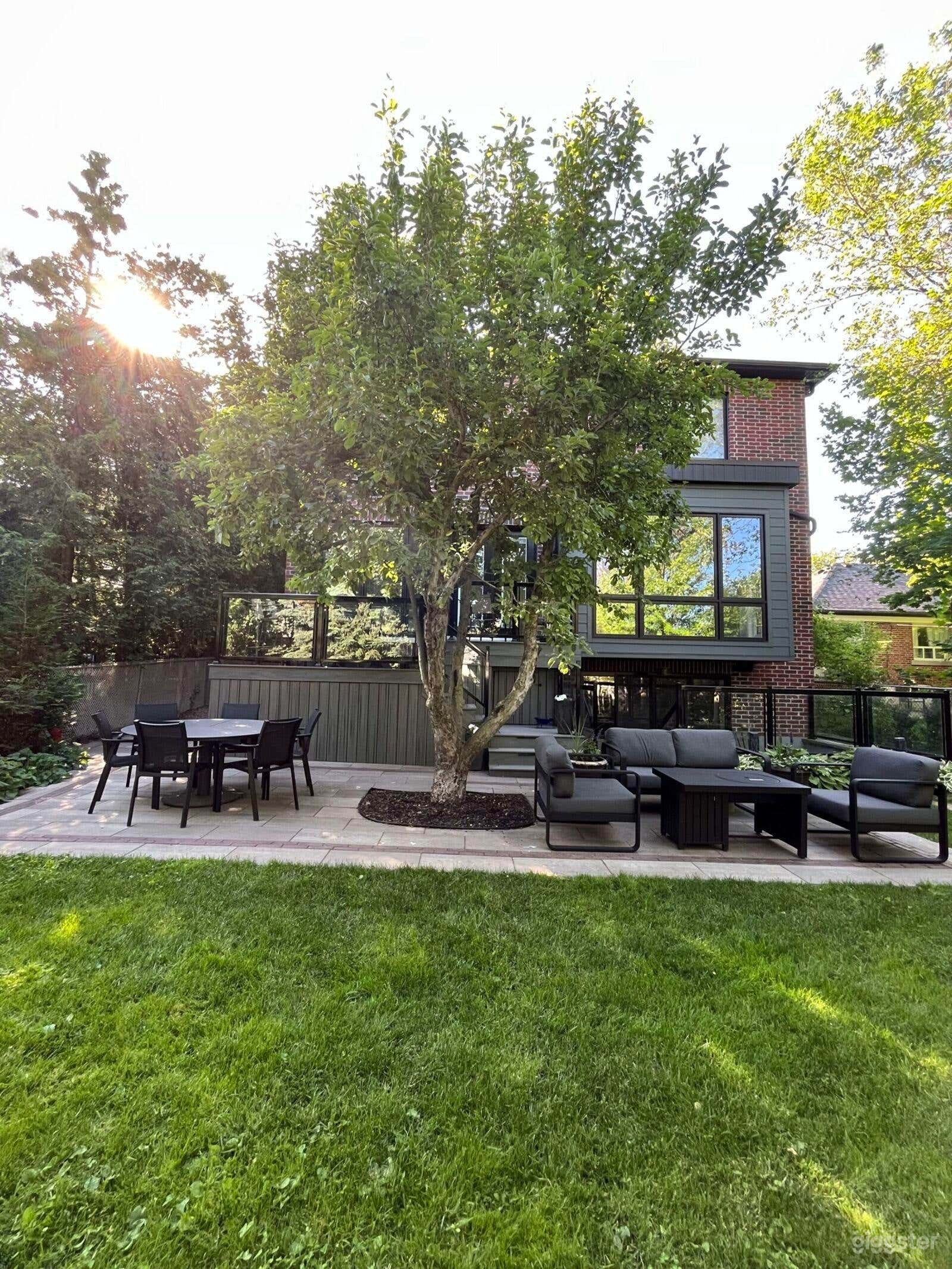 Tranquil Urban Backyard with Lush Greenery Photo 2