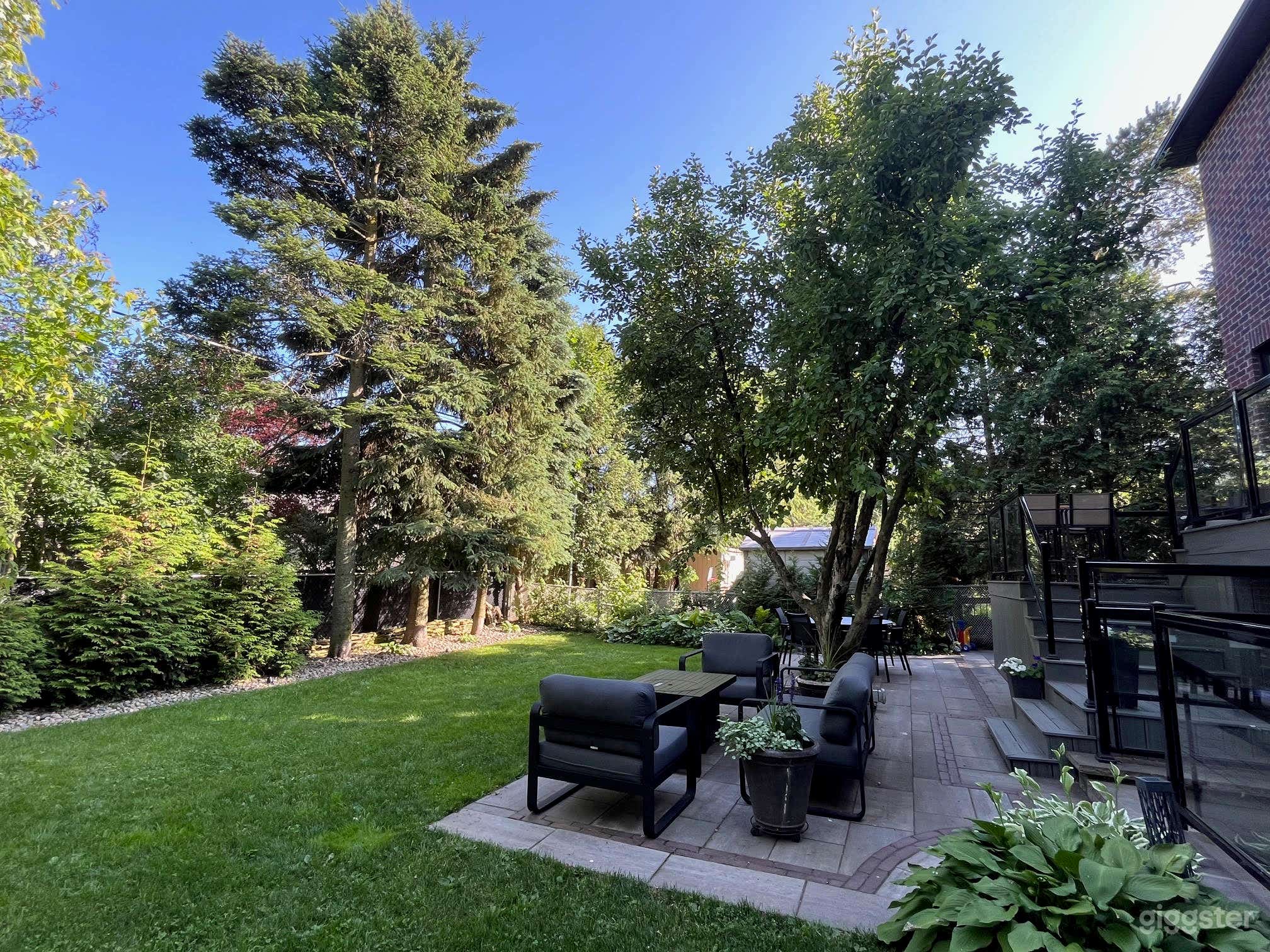 Tranquil Urban Backyard with Lush Greenery Photo 1