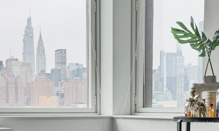  Prime NYC Skyline + Water View in Contemporary Apt 
