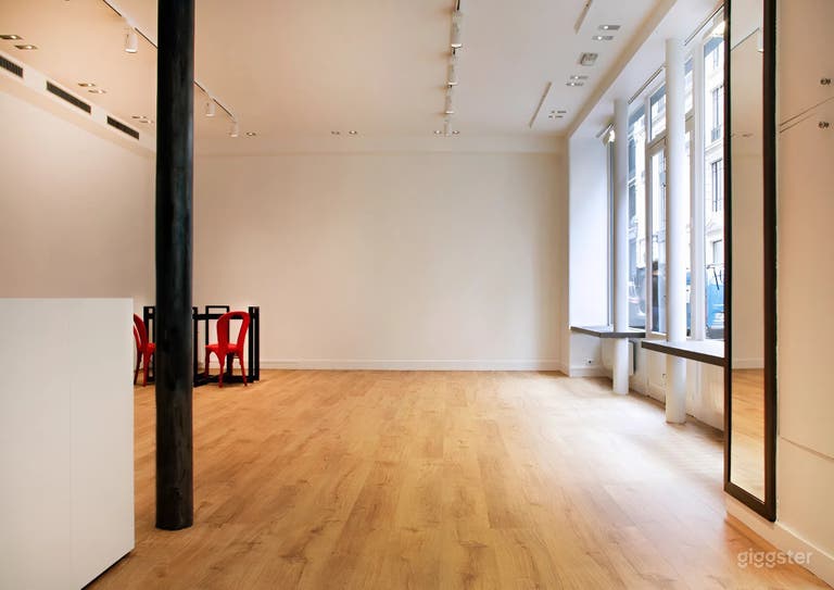  Elegant Two-Level Retail Space in Opera-Bourse 