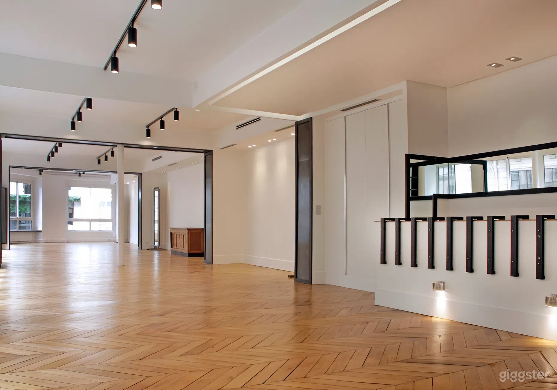 Elegant Two-Level Retail Space in Opera-Bourse Photo 2