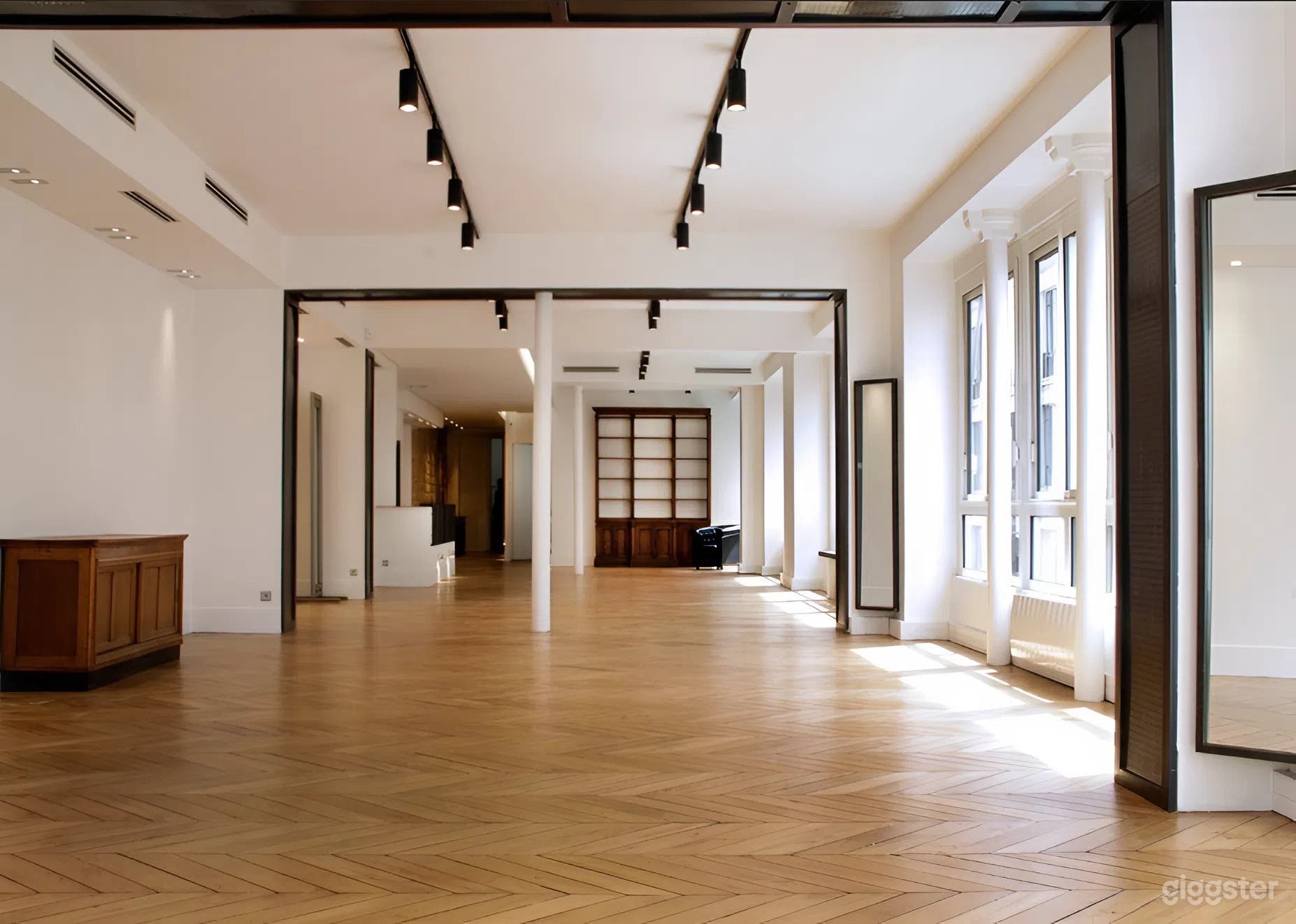 Elegant Two-Level Retail Space in Opera-Bourse Photo 3