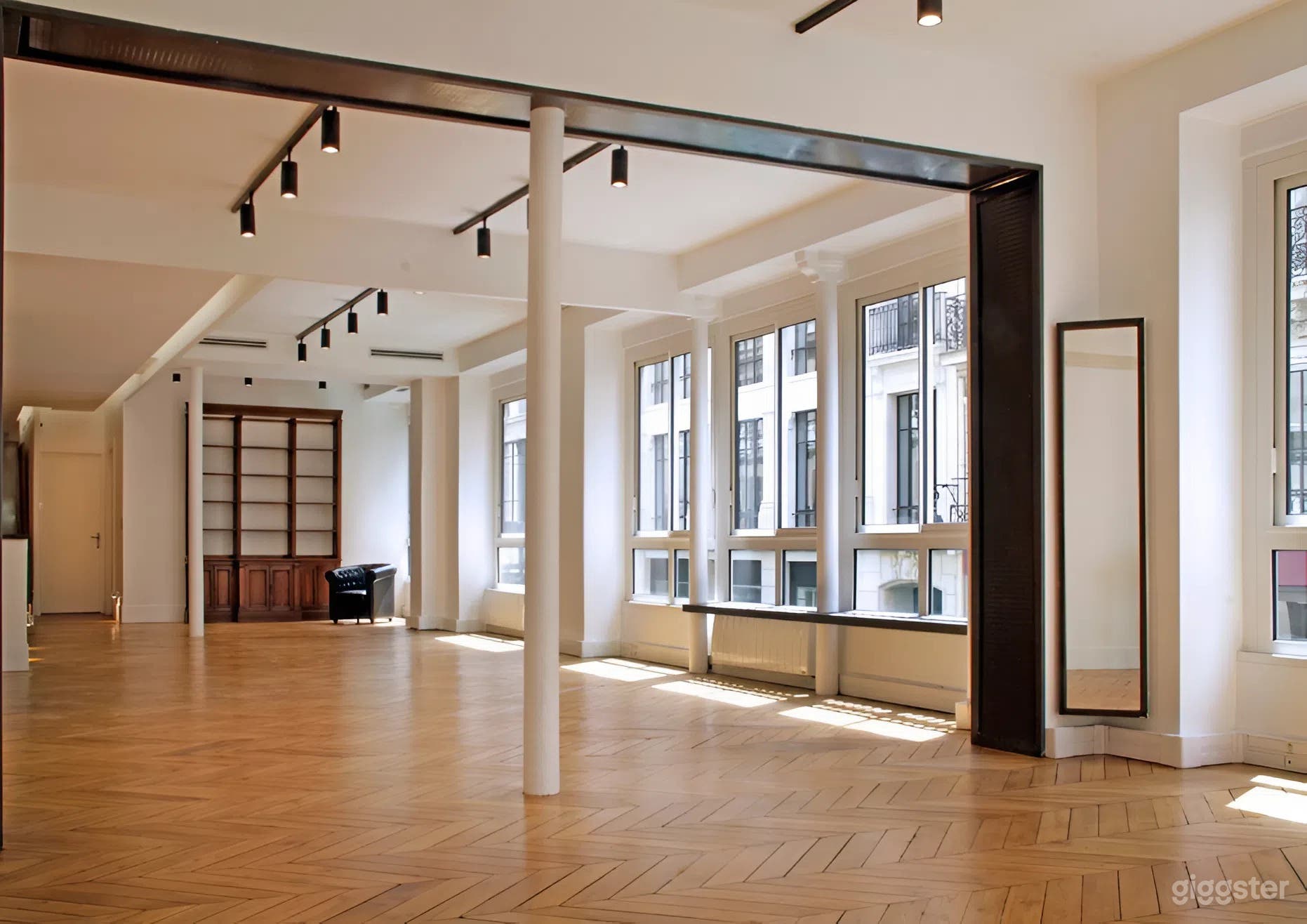 Elegant Two-Level Retail Space in Opera-Bourse Photo 1