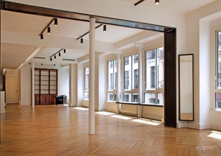  Elegant Two-Level Retail Space in Opera-Bourse 