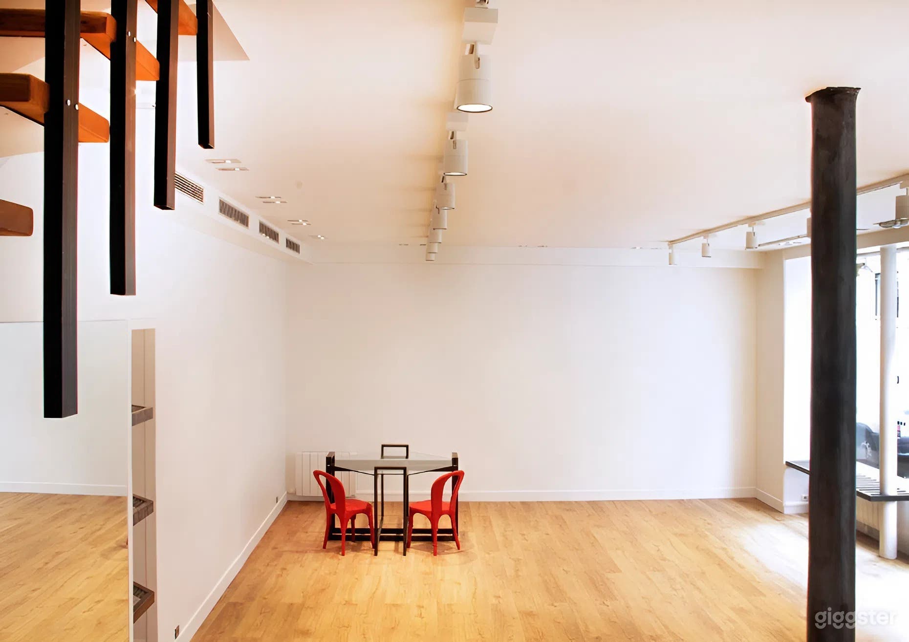 Elegant Two-Level Retail Space in Opera-Bourse Photo 4