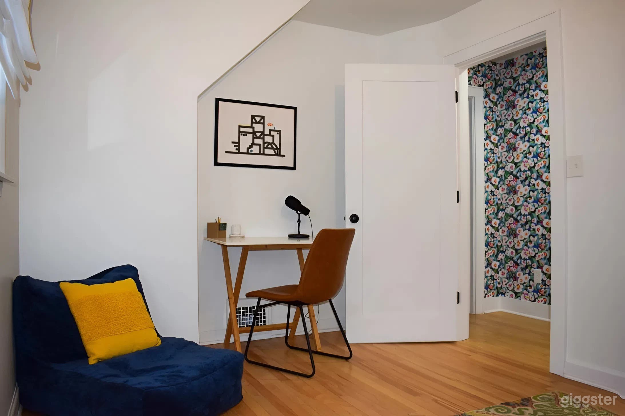 Bright Two-Level Creative Workspace for Teams & Retreats Photo 3