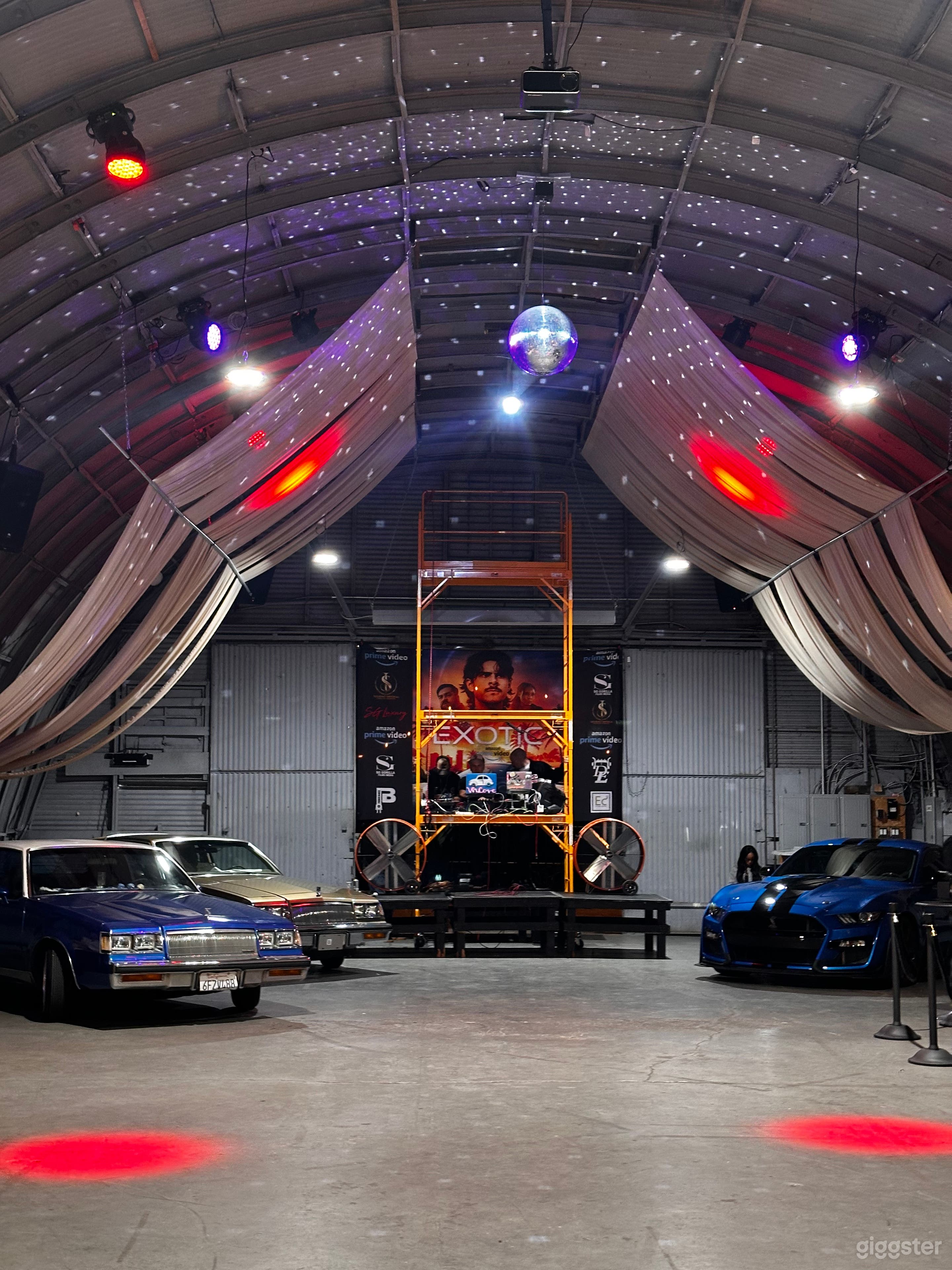 LargeWarehouse with high arched ceilings and Loft Photo 2